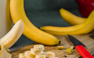 Bananentee zum Einschlafen – was Sie über das Hausmittel wissen sollten