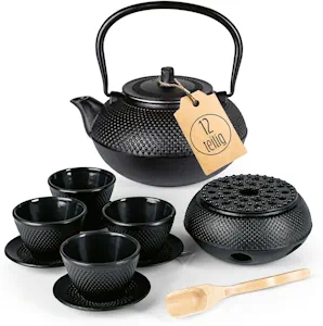 Lumaland Tee Set 12-teilig | 1,4 Liter Gusseiserne Teekanne Tetsubin | Stövchen aus Gusseisen | 4 Teebecher & 4 Untersetzer | Japanisches Teeset Inkl. Bambus Dosierlöffel & Edelstahl Sieb